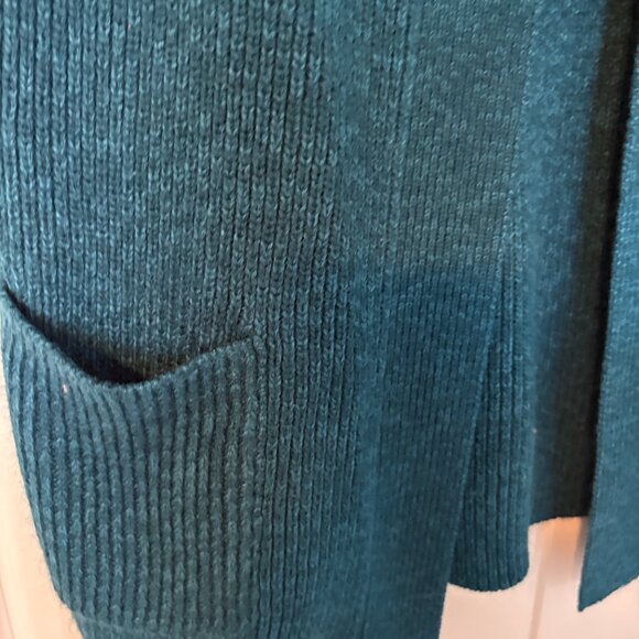 Knitted Sleevless Sweater with buttons.  Size large - Picture 3 of 4